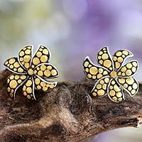 Gold accent flower earrings,