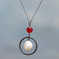 Cultured pearl pendant necklace- ’Red Rain’ (Indonesia) Cultured pearl pendant necklace- ’Red Rain’ (Indonesia)