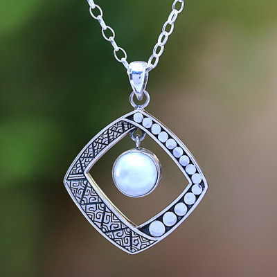 Cultured pearl pendant necklace, Moon Gate