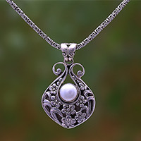 Cultured pearl pendant necklace,