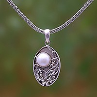 Cultured pearl pendant necklace,