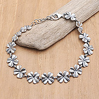 Sterling silver link bracelet, 'Chic Cloverleaf' - Sterling Silver Link Bracelet with Four-Leaf Clover Motif