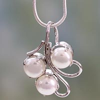 Pearl pendant necklace Angelic Trio India