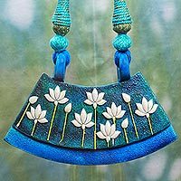 Cotton and ceramic flower necklace,