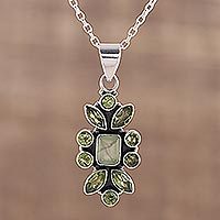 Peridot and prehnite pendant necklace,