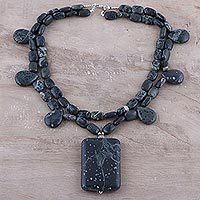 Agate beaded pendant necklace,