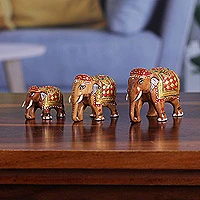 Figuritas de madera, (juego de 3) - Juego de 3 figuras de madera de elefante pintadas a mano, procedentes de la India