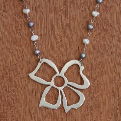 Pearl necklace, Bow of Victory