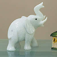 Calcite statuette, 'Royal White Elephant' - Calcite statuette