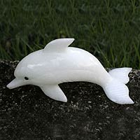 Calcite statuette, 'Friendly Dolphin' - Calcite statuette