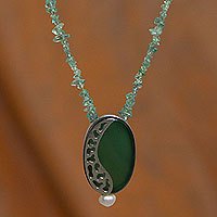 Cultured pearl and agate pendant necklace,