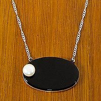 Cultured pearl and agate necklace,