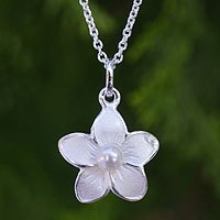Cultured freshwater pearl pendant necklace,