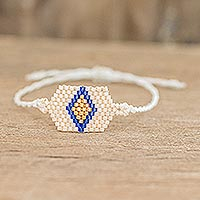 Beaded pendant bracelet, 'White and Gold Diamond' - White Unisex Glass Beaded Diamond Patterned Bracelet