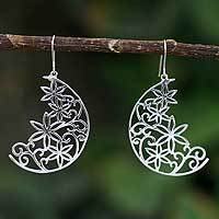 Silver flower earrings,