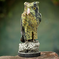 Serpentine and pyrite sculpture Vigilant Owl Peru
