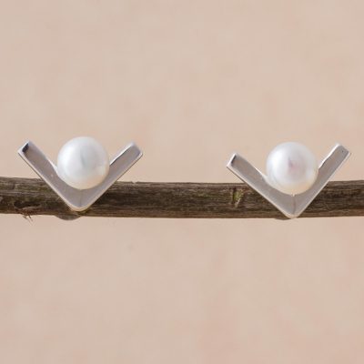 Cultured pearl stud earrings, Pearl Treasures