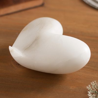 Huamanga stone figurine, Alabaster Love