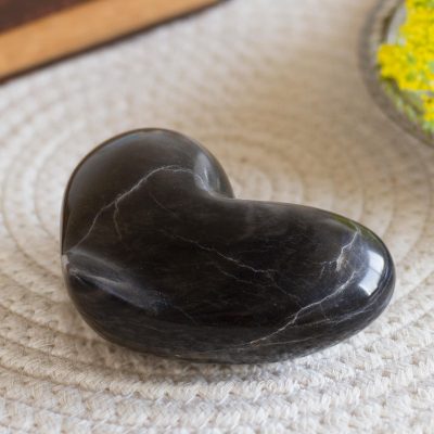 Huamanga stone figurine, Grey Veins