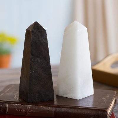 Huamanga stone figurines, Striking Obelisks (pair)
