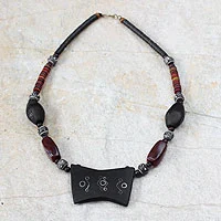 Agate and ebony pendant necklace,