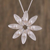 Cultured Akoya pearl pendant necklace,