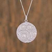 Cultured Akoya pearl pendant necklace,