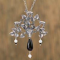 Agate and moonstone pendant necklace,