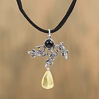 Amber and agate pendant necklace,