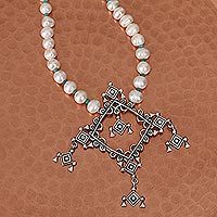 Cultured pearl and agate beaded pendant necklace,