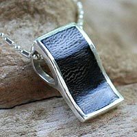 Coconut shell pendant necklace- ’Rollercoaster’ (Thailand) Coconut shell pendant necklace- ’Rollercoaster’ (Thailand)