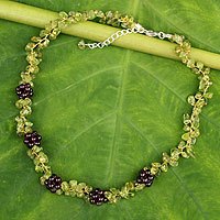 Peridot and garnet beaded necklace,