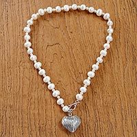 Cultured pearl pendant necklace,