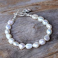 Cultured pearl beaded bracelet, 'Promising Love' - Cultured Pearl Beaded Heart Charm Bracelet from Thailand
