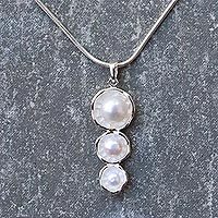 Cultured freshwater pearl pendant necklace,