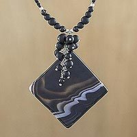 Agate and onyx pendant necklace,