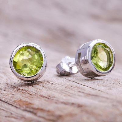 Peridot stud earrings, Round Star