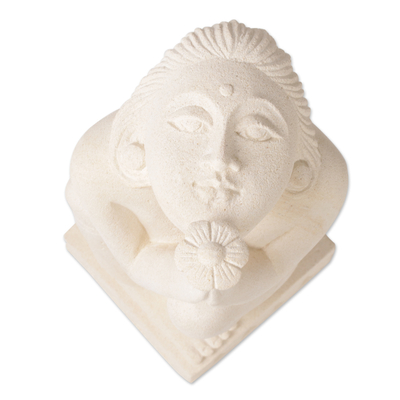 Escultura de piedra arenisca, 'Una oración ferviente' - Escultura de piedra única de una niña rezando