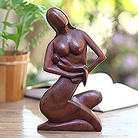 Escultura de madera, 'Maternidad' - Escultura de madera única de Indonesia