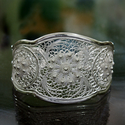 Manschettenarmband aus Sterlingsilber - Florales filigranes Silberarmband aus Indonesien