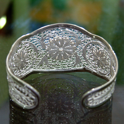 Manschettenarmband aus Sterlingsilber - Florales filigranes Silberarmband aus Indonesien