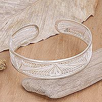 Pulsera de puño de plata de ley, 'Corazón de la naturaleza' - Pulsera de puño de plata de ley en forma de corazón