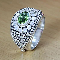 Anillo de banda de peridoto, 'Creación floral' - Anillo de cóctel de plata de ley balinesa y peridoto