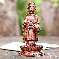 Estatuilla de madera, 'Una vida simple y verdadera' - Escultura de Buda de madera de Indonesia