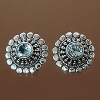 Pendientes de topacio, 'Cold Blue Sun' - Pendientes de botón de plata de ley con topacio azul floral