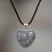 Herz-Halskette aus Sterlingsilber, „Flowery Heart“ – handgefertigte Halskette aus Sterlingsilber mit Blumenmuster