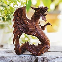 Holzstatuette „Geflügelter Drache“ – handgeschnitzte Drachenskulptur aus Holz