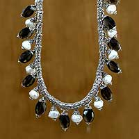 Halskette aus Perlen und Rauchquarz, „Java Contrasts“ – Halskette aus Perlen und Rauchquarz