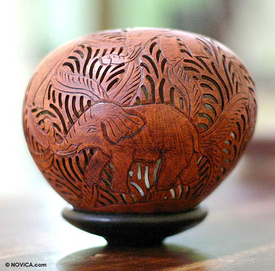 Kokosnussschalen-Skulptur, 'elefanten-wildnis'. - handgefertigte Kokosnussschalen-Skulptur