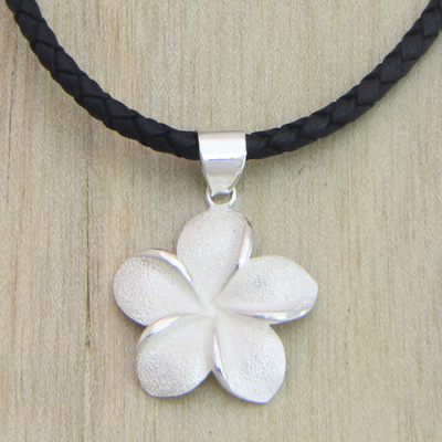 Halskette mit Anhänger aus Sterlingsilber, „Frangipani“ – handgefertigte Damen-Halskette aus Sterlingsilber mit Blumenmuster